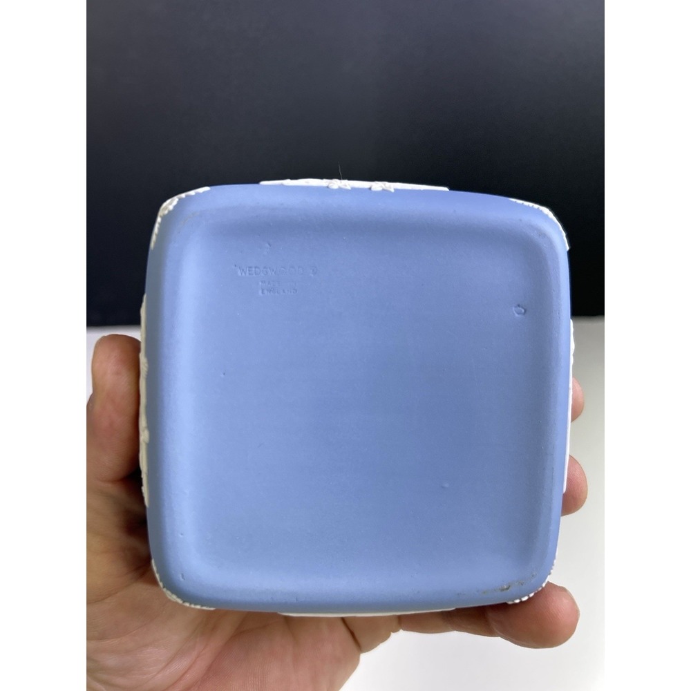 Wedgwood Blue Jasperware Keepsake Box Greek Chariot Cherubs England - Picture 4 of 8